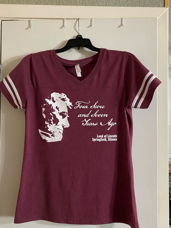 Tops - Women's V-Neck Lincoln Graphic Tee in Burgundy